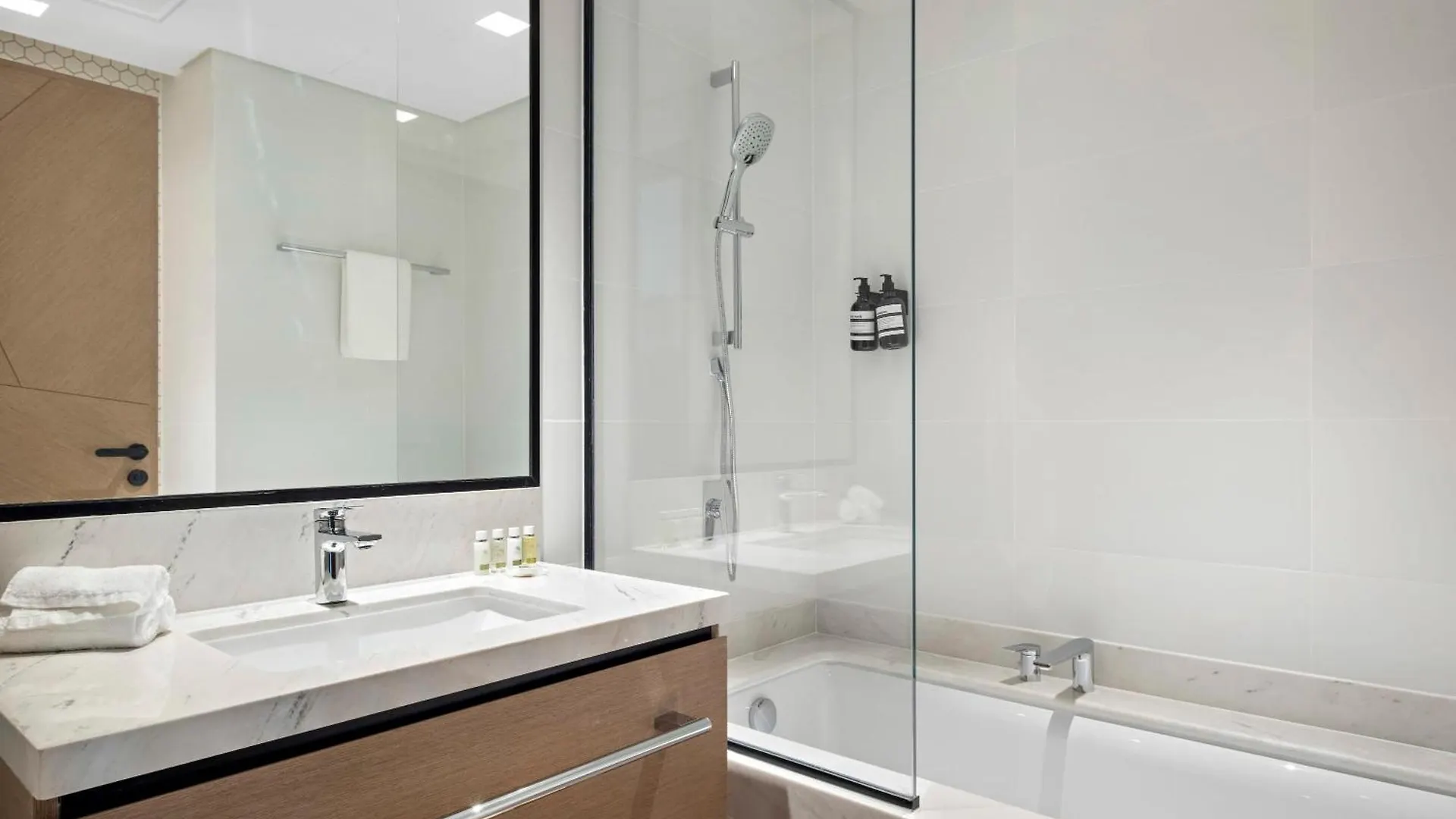 Amazing 2Br With A Lagoon View In Creek Harbour Dubai